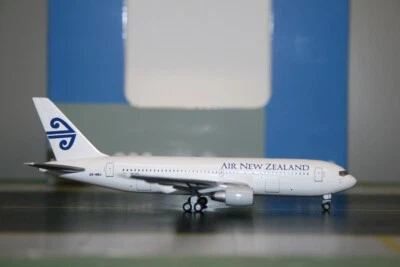 Aeroclassics 1:400 Air New Zealand Boeing 767-200 ZK-NBJ (AC411214) Model Plane - Image 1 of 4