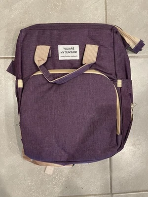 Bolsa de pañales morada, nueva con puerto de carga y cambiador - gran capacidad. Foto 1 de 4