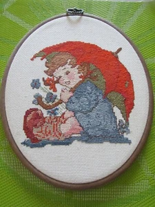 DE COLECCIÓN HUMMEL Paraguas Niña Punto de Cruz MARCO DE MADERA 10 1/2" DE ALTO - Imagen 1 de 4