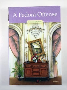 A Fedora Offense by Donna Kelly (2017, HC) Antique Shop Mysteries #14 - Imagen 1 de 3