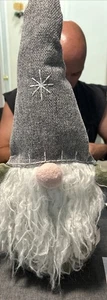 Gnomo alto 22 pollici verde e grigio peluche con braccia aperte. - Foto 1 di 5