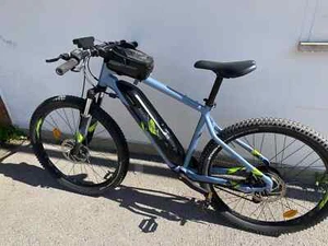 MTB ELETTRICA ROCKRIDER E-ST 100 AZZURRA 27,5 pedalata assistita - Foto 1 di 6