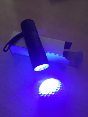 Golfbälle - Finden Sie Ihre eigenen mit einer Taschenlampe mit schwachem Licht KOSTENLOSE BATTERIEN