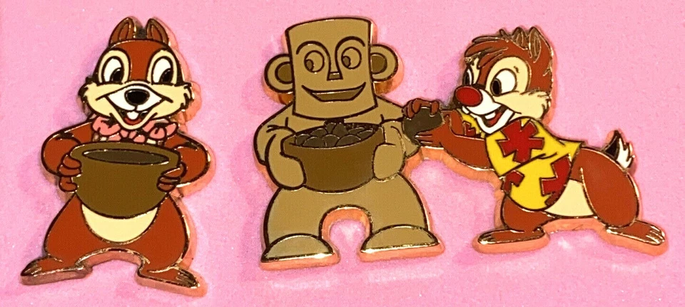 JUEGO DE PRENDEDORES AULANI RARO DISNEY DVC 2011 DALE CON UN TIKI Y CHIP SOSTENIENDO UN COCO Foto 1 de 1