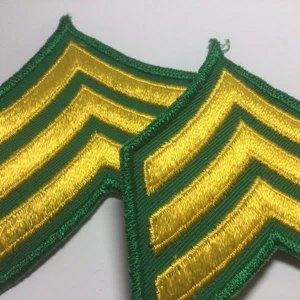 (2) Sargento Chevron - 3 Rayas DORADAS en Parche Verde KELLY (Borde Kelly) ANTIGUO - Imagen 1 de 4