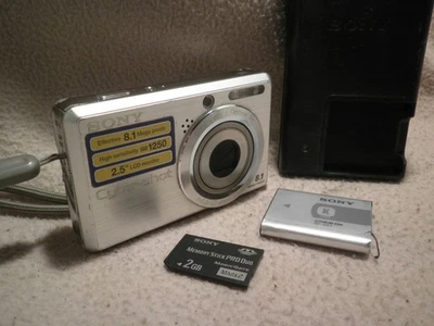 FOTOCAMERA DIGITALE VINTAGE SONY DSC-S780 8.1MP 3XZOOM BUONISSIME CONDIZIONI - Immagine 1 di 4