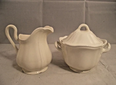 Juego de azucarero y crema Wedgwood Queen's liso (forma de reina) Foto 1 de 4