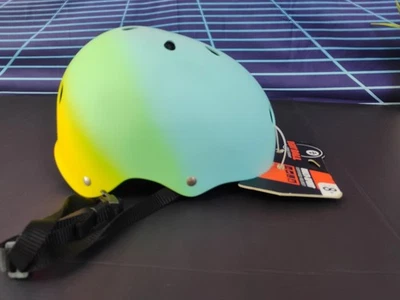 NUEVO CASCO MULTIDEPORTE OCHO BOLAS POR TRIPLE OCHO EDAD 8+ PATÍN MULTICOLOR NUEVO CON ETIQUETAS Foto 1 de 4
