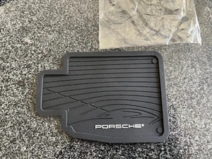 PORSCHE PERSONAL ONE DRINK SOTTOBICCHIERE IN GOMMA VASSOIO PORTAOGGETTI DESIGN "TAPPETINO DA PAVIMENTO" NUOVO - Foto 1 di 3