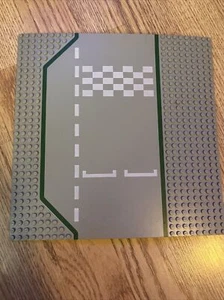 VINTAGE LEGO TOWN BASE PLATE 32 X 32 ROAD RACE TRACK START FINISH LINE PATTERN - Picture 1 of 2
