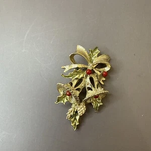 Vintage Gerry's Christmas Bells and Holly Brooch Gold Tone Pin - Picture 1 of 6