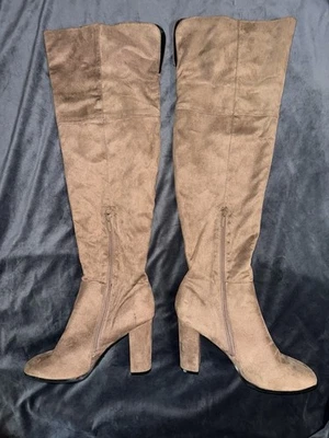 Botas de gamuza hasta el muslo Michael Antonio en beige Foto 1 de 4