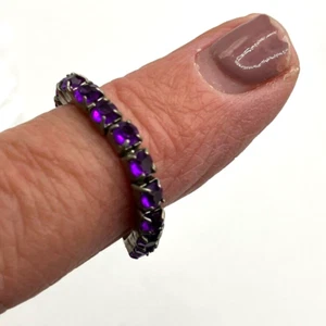 Stretchy ring size M vintage silver tone metal purple stones costume jewellery - Picture 1 of 6
