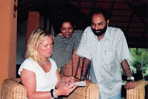 Original 4x6 Photo Blonde Tourist Woman Indian Couple H163 #48 - Bild 1 von 2