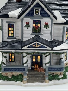 St. Nicholas Square Village Collection RURAL FARMHOUSE Illuminated with Box 2002 - Picture 1 of 24
