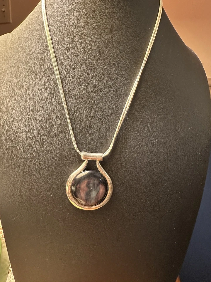 Collar Kenneth Cole tono plateado con doble cadena y colgante de abulón sintético  Foto 1 de 4