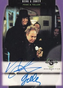 BABYLON 5 TEMPORADA 5 (1998) - PENIQUE A16 (REBO) Y CAJERO (ZOOTY) DOBLE AUTÓGRAFO - Imagen 1 de 1