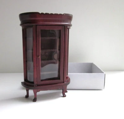 Casa delle Bambole-Vetrinetta Soggiorno-Salone-in Legno Color Mogano-Mobili 1:12 - Immagine 1 di 4