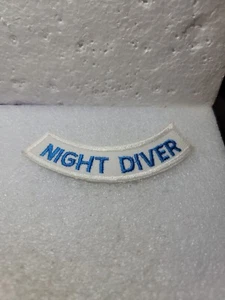 VESTIDO DE BUCEO NOCTURNO CHEVRON BORDADO HIERRO EN COSER EN BLANCO AZUL PARCHE BLANCO - Imagen 1 de 7