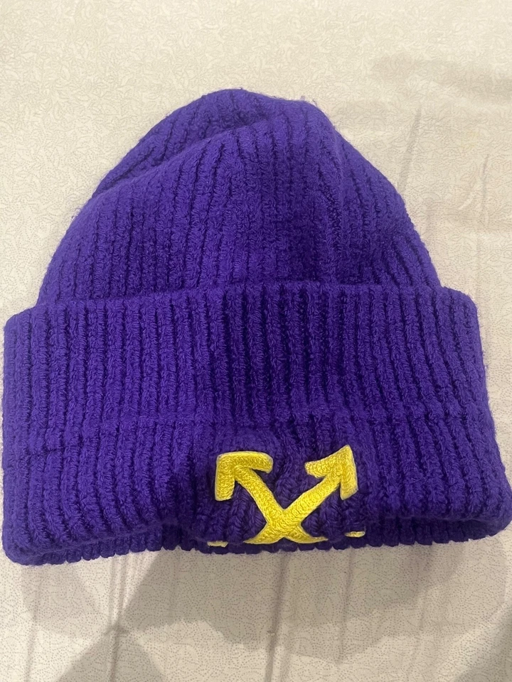 BLANCO ROTO C/O VIRGIL ABLOH FLECHA GORRO ACANALADO - PÚRPURA/LIMA Foto 1 de 3