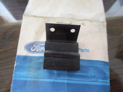 NOS 1981-84 FORD MUSTANG T-ROOF FRONT DOOR WINDOW TOP CLIP E1ZZ66222A44A OEM - Imagem 1 de 4
