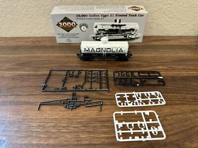 Proto 2000 HO Scale Magnolia 10,000 Gallon Single Dome Tank Car with MWs - Image 1 of 4