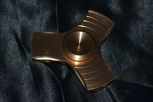 Hilandero inquieto de aluminio metálico dorado Tri Fecta juguetes para niños adolescentes a adultos - Imagen 1 de 3