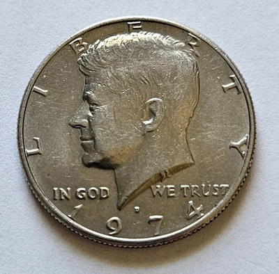 Borde de medio dólar Kennedy 1974-D y error de huelga - cuello parcial/borde fuera Foto 1 de 2