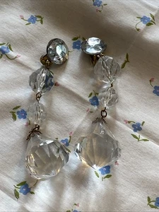VINTAGE CLEAR PLASTIC WITH A SEAM DROP DANGLE BRIOLETTE CLUP ON EARRINGS - Picture 1 of 19
