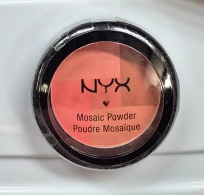 COMPRA 1 Y OBTÉN 1 CON 20% DE DESCUENTO (Añade 2) Rubor en polvo de mosaico NYX MPB10 Love Foto 1 de 2