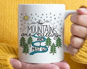 Tazza caffè The Mountains Are Calling And I Must Go escursionismo natura 11 oz regalo - Foto 1 di 1