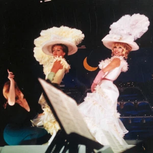 Brigitte Bardot & Jeanne Moreau — Viva Maria! — photographie de plateau — 30x42 - Picture 1 of 3