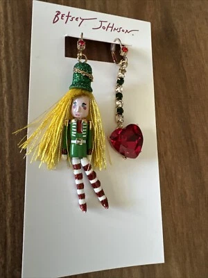 Pendientes colgantes Betsey Johnson desajustados tono dorado Navidad niña corazón rojo nuevos con etiquetas Foto 1 de 4