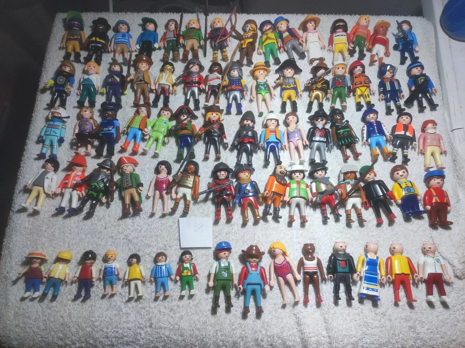 Lot de 75 personnages / figurines Playmobil + accessoires et animaux - Photo 1/2