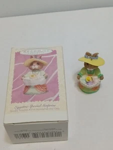 Hallmark Eggstra besondere Überraschung Hase Andenken Ornament Ostern Miniatur 2" - Bild 1 von 6