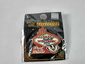 Sombrero de fútbol americano Wisconsin Badgers prendedor de solapa 2010 Duelo en el desierto Peter David - Imagen 1 de 3