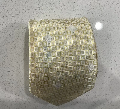 Corbata de seda Gianni Versace vintage dorada y blanca con textura de seda con cabeza de Medusa. 2001 Foto 1 de 4