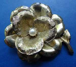 vintage signed HOLLYWOOD cream faux pearl 3D flower brooch -C510 - Picture 1 of 2