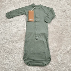 NWT Goumi Kids Glacier Gown SZ 0-3 mo Snap Bamboo Baby Sleeper Organic Cotton - Bild 1 von 3