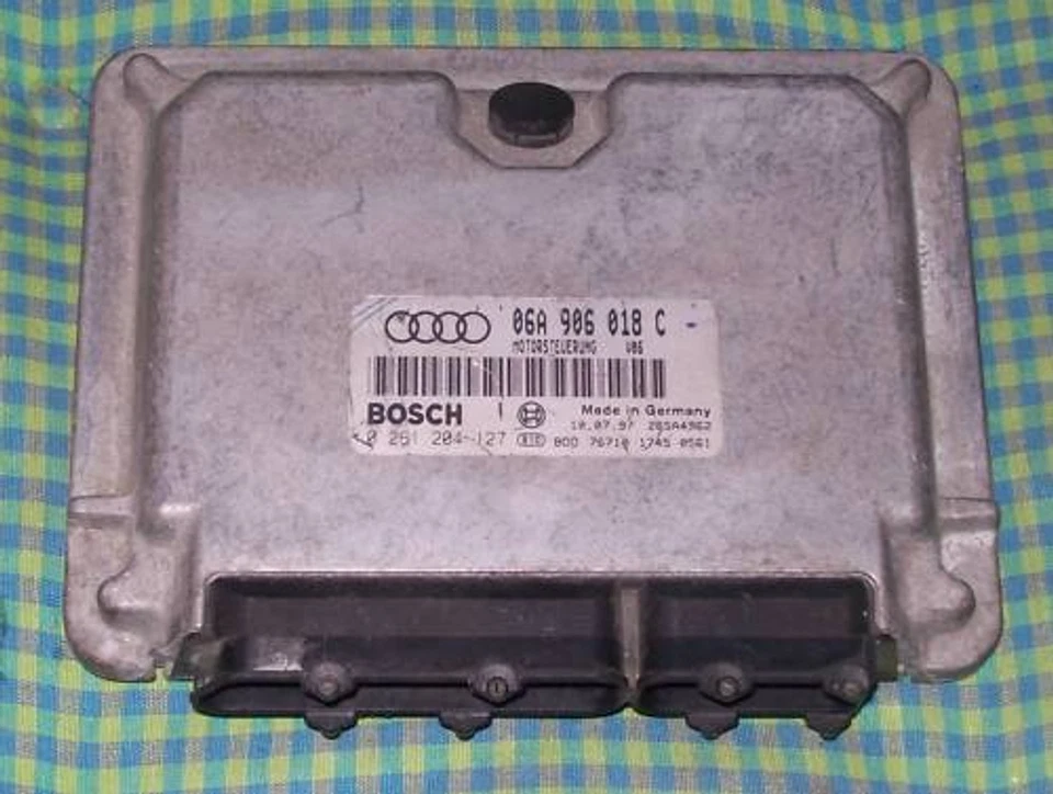  Centralina motore Audi A3 (8L) 1.8 20V AGN 06A906018C 10.07.1997 0261204127 - Immagine 1 di 1