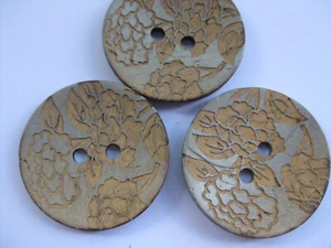 40mm ExLrg Gorgeous Silver Sand Etched Floral Coconut Shell Sewing Buttons Set3 - Picture 1 of 4