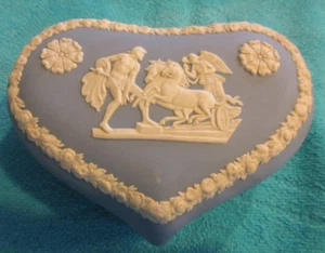 Roman Chariot Horses w/ Angel Wedgewood Heart Shaped trinket jewelry holder - Picture 1 of 3