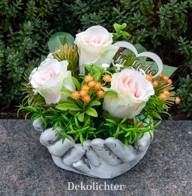 Grabgesteck weiß Blumengesteck Gesteck Rosen Grabschmuck Hände Grabdeko 18cm - Bild 1 von 4