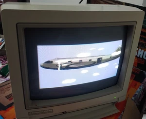 Monitor a color Commodore 1084S-P1 (64 / 128 / Amiga) + red / cable de vídeo funciona - Imagen 1 de 7