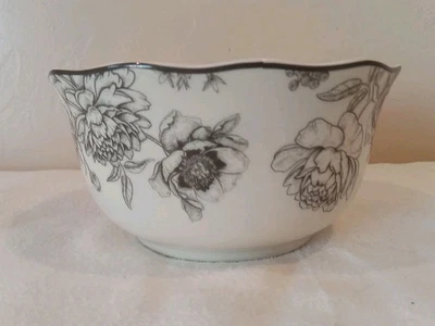 222 QUINTO "Dashney" creme e tigelas pretas florais de sopa/cereais 3" de profundidade x 5,5" (2) - Imagem 1 de 4