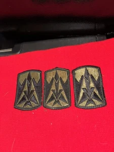 Ejército de los Estados Unidos 35ª Brigada de Artillería de Defensa Aérea Coser tenue parche de hombro insignia - Imagen 1 de 2