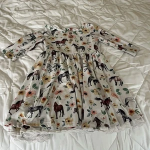 Freches Pflaume Pferdekleid gebraucht, in einwandfreiem Zustand weicher Spitzenbesatz Mädchen Größe 7, 3/4-lange Ärmel - Bild 1 von 6