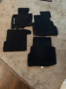 Juego de alfombrillas negras originales Mazda CX-9 2016-2023 originales OEM de 4 piezas - Imagen 1 de 2