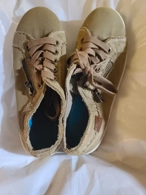 Tenis informales de lona Blowfish Malibu talla 7 para dama sin cordones marrón Foto 1 de 4