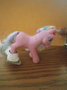 Hasbro My Little Pony Glitter Glide Pony Spielzeug 4,5" Figur 2006 nur Schlittschuhe hinten - Bild 1 von 7